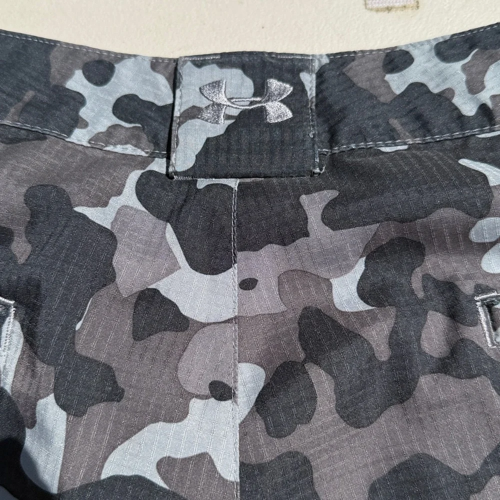 Under Armour Men's Black & Gray Camouflage Cargo Shorts size 36 - Picture 6 of 6